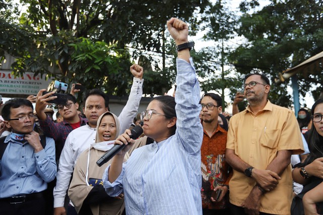 Haris-Fatia keluar dari Pengadilan Negeri Jakarta Timur, Kamis (8/6/2023) usai sidang ke lima kasus pencemaran nama baik. Foto: Jamal Ramadhan/kumparan