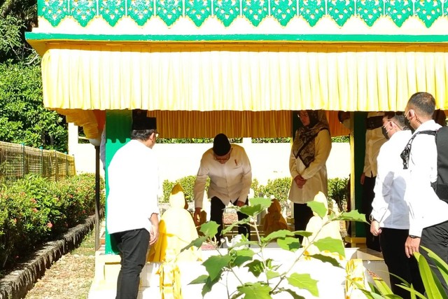 Wakil Presiden Ma'ruf Amin singgah ke Pulau Penyengat, Kepulauan Riau, untuk berziarah ke makam tokoh pahlawan nasional yang juga bapak bahasa, Raja Ali Haji, pada Kamis Siang (8/6).  Foto: Zamachsyari/kumparan