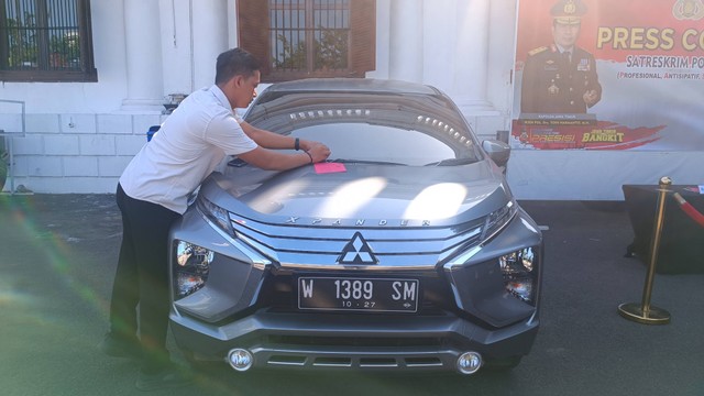 Barang bukti mobil Mitsubishi Xpander bernopol W 1389 SM yang diduga milik pelaku pembunuhan mahasiswi yang dibuang di Hutan Raden Soerjo, Mojokerto sempat terlihat di Polrestabes Surabaya, Kamis (8/6/2023). Foto: Farusma Okta Verdian/kumparan