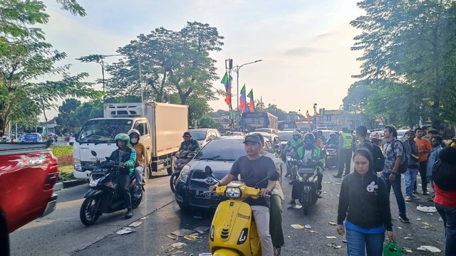 Massa yang lakukan aksi saat sidang Haris-Fatia mulai membubarkan diri di depan gedung Pengadilan Negeri Jakarta Timur, Kamis (8/62023). Foto: Thomas Bosco/kumparan