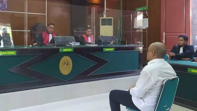 Majelis hakim Pengadilan Negeri Mungkid memvonis hukuman seumur hidup terhadap terdakwa Dhio Daffa (22) yang telah membunuh kedua orang tua dan kakaknya.  Foto: Heru Suyitno/ANTARA