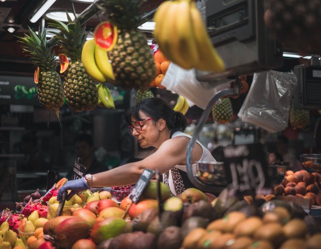 Ilustrasi Sistem Barter Muncul pada Zaman Pra Aksara. Foto: dok. Daniel Angele (Unsplash)