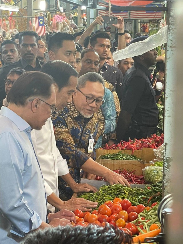 Menteri Perdagangan Zulkifli Hasan saat mendampingi Presiden Joko Widodo bersama Perdana Menteri Malaysia Anwar Ibrahim blusukan di Pasar Chow Kit, Kuala Lumpur, Kamis (8/6). Foto: Kemendag RI