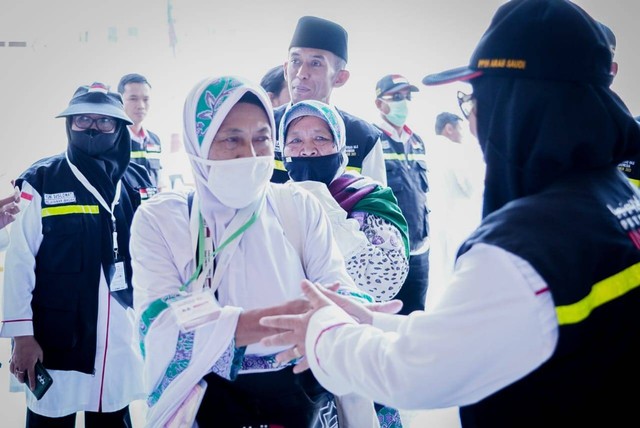 Kedatangan jemaah haji gelombang 2 dari embarkasi Solo (SOC) 47 di Makkah. Foto: MCH 2023