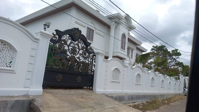 Rumah mewah milik Camat Kemuning Palembang yang viral di media sosial. (foto: W Pratama/Urban Id)