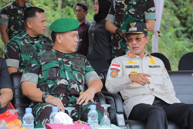 Wali Kota Palembang, Harnojoyo bersama Pangdam II/Swj, Mayjen TNI Hilman Hadi di acara TMMD. (ist)