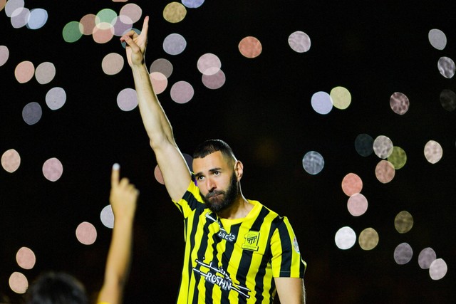 Karim Benzema saat upacara penyambutannya setelah bergabung dengan Al Ittihad, di Jeddah, Arab Saudi, Kamis (8/6/2023). Foto: Stringer/REUTERS