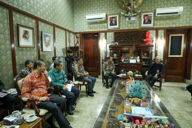 Gubernur Jawa Tengah Ganjar Pranowo saat menerima kunjungan LKPP RI di Puri Gedeh, Kota Semarang, Kamis (8/6/2023). Foto: Dok. Istimewa