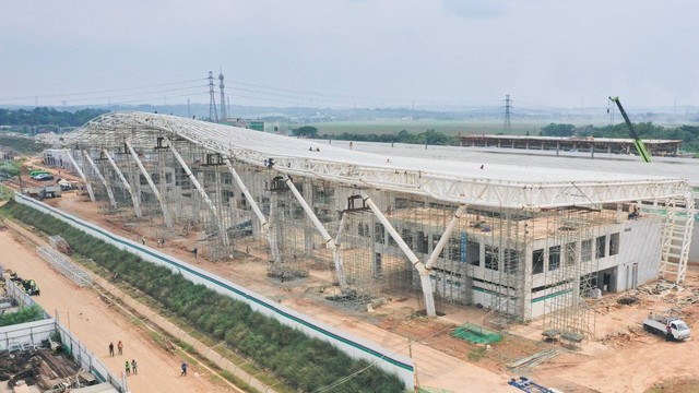 Hadirkan Stasiun Kereta Api Cepat di Karawang, KCIC terima penghargaan.
 Foto: Dok. KCIC