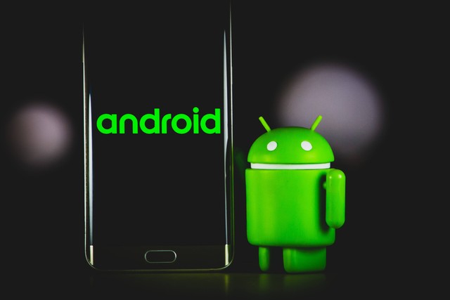 Ilustrasi Cara Cek Versi Android di Ponsel Sebelum Update Software. Foto: Unsplash.com/Denny Müller