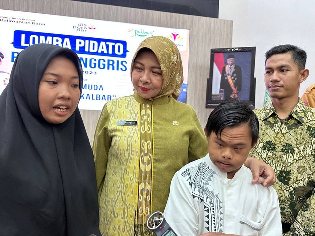 Sejumlah pemuda disabilitas tampil di Lomba Pidato Bahasa Inggris Kalbar Awards. Foto: Leo Prima/Hi!Pontianak