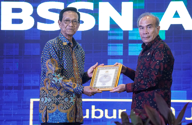 Sri Sultan HB IX menerima penghargaan Adibhakti Sanapati dari Kepala BSSN Letjen (Purn) Hinsa Siburian, Kamis (8/6) sore, di Avenzel Hotel and Convention, Bekasi, Jawa Barat. Foto: Dok. BSSN