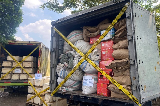 Kementerian Perdagangan dan Direktorat Jenderal Perlindungan Konsumen dan Tertib Niaga (PKTN) memusnahkan barang impor, Bateng, Jawa Barat, Jumat (8/6/2023). Foto: Alfadillah/kumparan