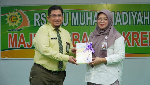 Rektor ITS PKU Muhammayah Surakarta bersama Wadir RS PKU Muhammadiyah Surakarta
