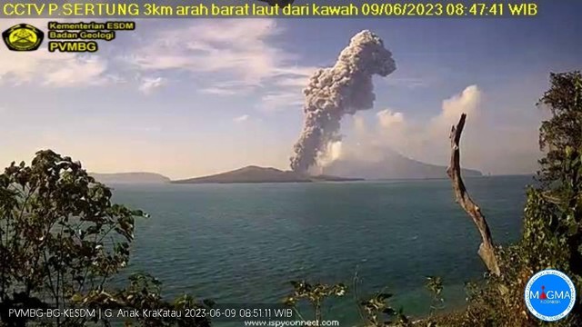 Gunung Anak Krakatau saat meletus, Jumat (9/6) pagi hari. | Foto: PVMBG
