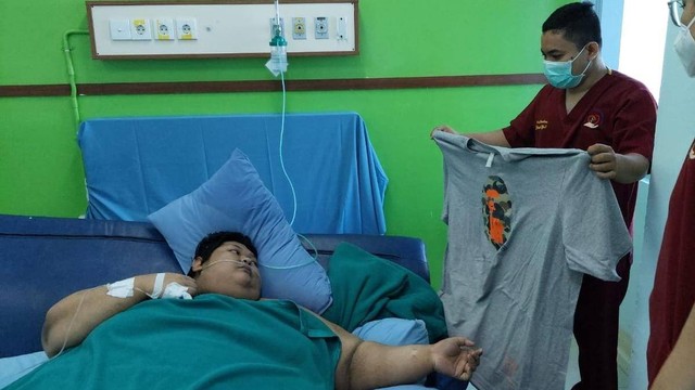 Muhammad Fajri, pria Tangerang berbobot 280 kg jalani pengobatan infeksi kaki. Foto: RSUD Kota Tangerang