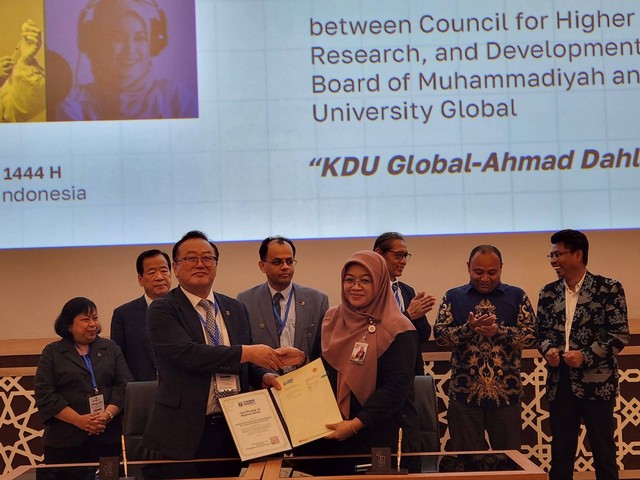 Rektor ITS PKU Muhammadiyah Surakarta Weni Hastuti, M. Kes.,Ph.D., dengan presiden Kyungdong University Prof Dr John Lee.