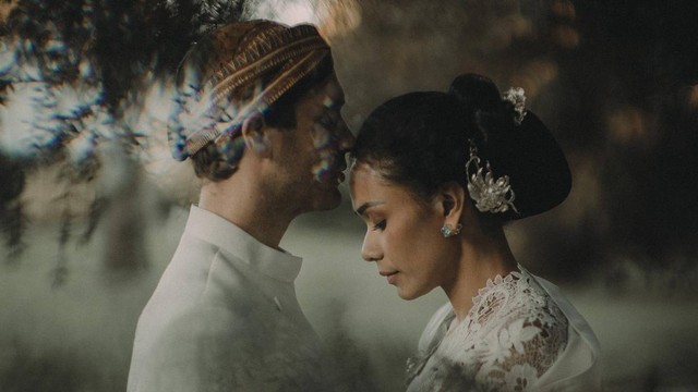 Foto pernikahan Adinia Wirasti dan Michael Whar. Foto: Instagram/@adiniawrst