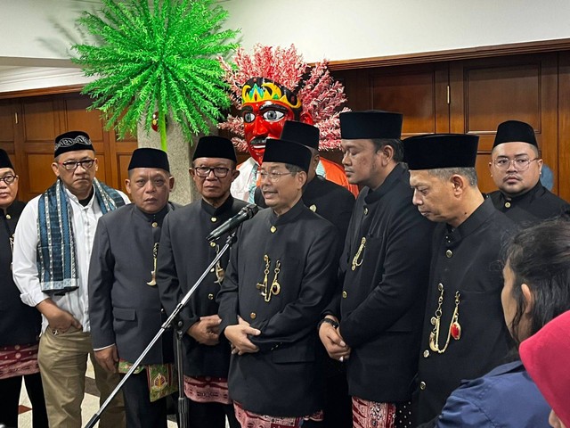 Deputi Gubernur DKI Jakarta Bidang Budaya dan Pariwisata Marullah Matali (tengah) di Balai Kota DKI Jakarta, Jumat (9/6). Foto: Haya Syahira/kumparan