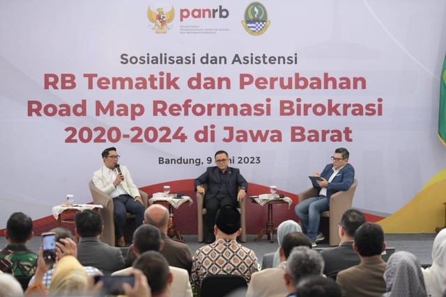 Ridwan Kamil dan Azwar Anas saat memberikan keterangannya di Gedung Sate, Kota Bandung, pada Jumat (9/6).  Foto: Dok. Istimewa