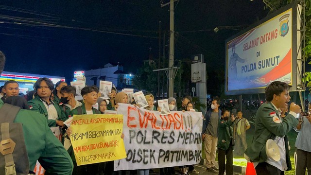 Demo menuntut keadilan atas tewasnya mahasiswa USU, Mahira Dinabila. Dia ditemukan tewas tak wajar.  Foto: Tri Vosa/kumparan