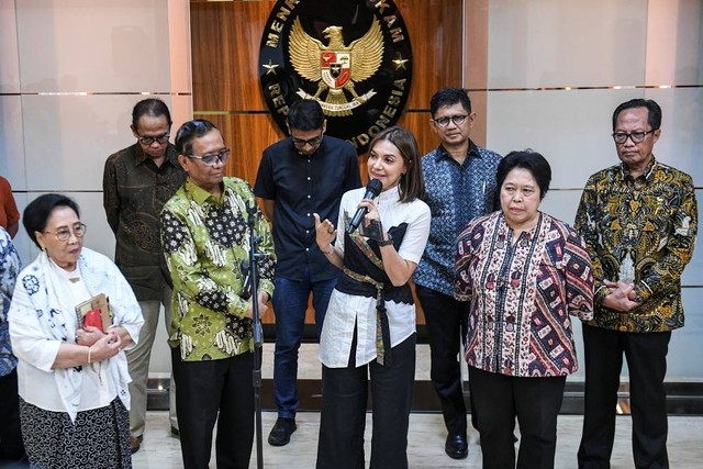 Mahfud MD bersama Tim Percepatan Reformasi Hukum. Foto: Hafidz Mubarak A/ANTARA FOTO