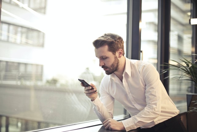 Cara Buat Rekening BRI dengan BRImo Online. Foto: Pexels/Andrea Piacquadio.