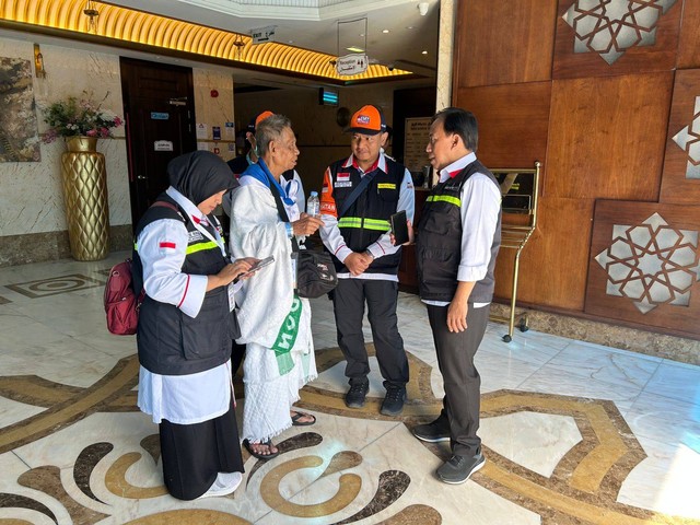 Penanganan jemaah haji lansia di klinik satelit di Sektor 10 Makkah.  Foto: Dok. MCH 2023