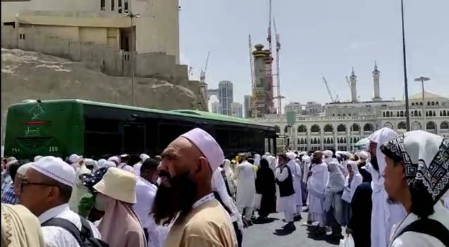 Suasana terminal bus Syib Amir dan Bab Ali usai jemaah haji salat di Masjidil Haram Foto: Ahmad Romadoni/kumparan