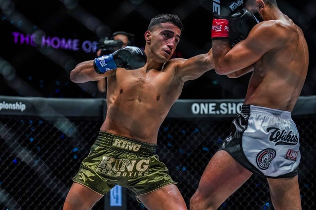 Aksi Tayfun Ozcan (kiri) saat menghadapi Marat Grigorian. Foto: ONE Championship