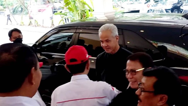 Bacapres Ganjar Pranowo tiba di deklarasi relawan 'Gapura Nusantara' di Kelapa Gading, Jakut. Foto: Paulina Herasmaranindar/kumparan