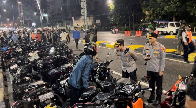Polres Metro Jakarta Selatan menindak ratusan motor yang melintas di JLNT Casablanca, Jumat (9/6) malam. Foto: Dok. Istimewa