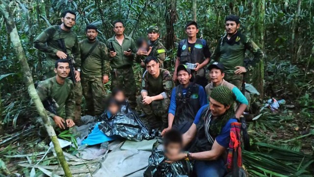 Tentara militer Kolombia berfoto setelah penyelamatan anak-anak yang selamat dari pesawat Cessna 206 yang jatuh pada 1 Mei di hutan Caqueta, di batas antara Caqueta dan Guaviare, dalam foto selebaran ini dirilis 9 Juni 2023.  Foto: Kepresidenan/Handout via Reuters