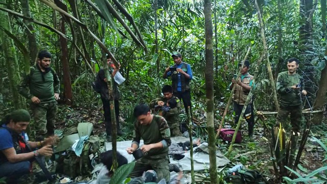 Tentara militer Kolombia merawat anak-anak yang selamat dari pesawat Cessna 206 yang jatuh di hutan Caqueta, di perbatasan antara Caqueta dan Guaviare, 9 Juni 2023. Foto: Reuters