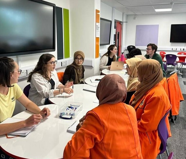 Mahasiswa dan dosen PGSD Universitas Ahmad Dahlan (UAD) di University of Gloucestershire Inggris mendiskusikan tentang Pendidikan Inklusi (Foto: Istimewa)