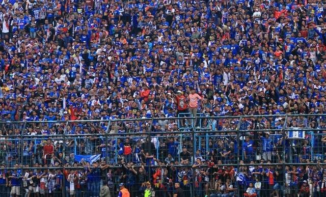 Suporter Arema FC saat memadati Stadion Kanjuruhan Malang. Foto: Dani Kristian/kumparan