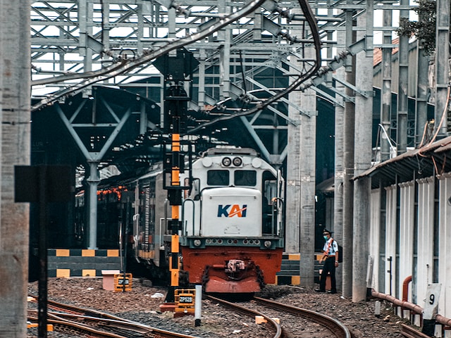 Ilustrasi jadwal kereta Sancaka Surabaya Gubeng-Yogyakarta. Sumber: MuhammadAzzam/unsplash.com.