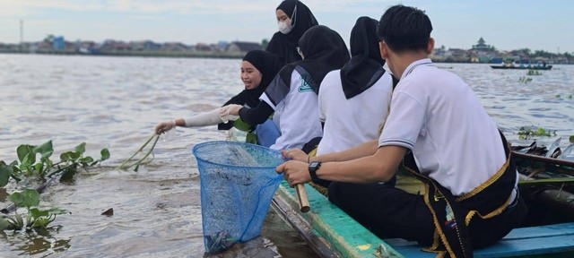 PLN Kalbar menggelar aksi konserbasi kawasan waterfront. Foto: Dok. PLN Kalbar