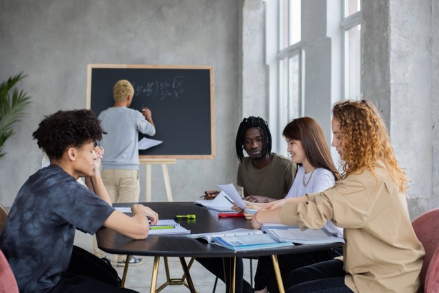 Cara Mencari Keliling Segitiga beserta Contohnya dalam Matematika. Foto: Pexels/Monstera. 