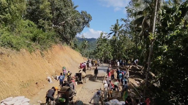 Warga Kecamatan Laonti bersama TNI gotong royong membangun infrastruktur jala di Laonti. Foto: Dok Istimewa.