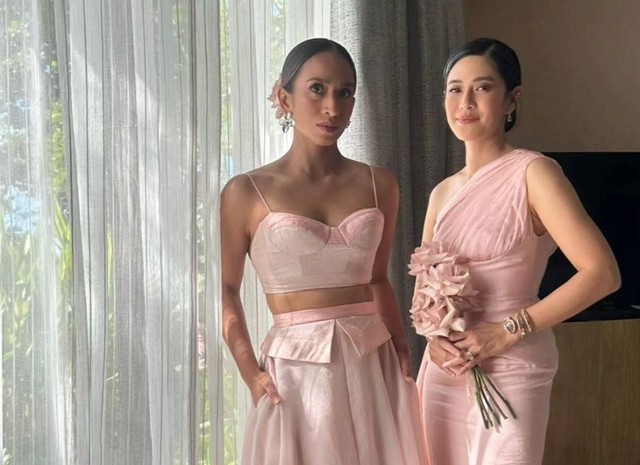Dian Sastro jadi bridesmaid pernikahan Adinia Wirasti di Sofitel Bali Nusa Dua, Jumat (9/6/2023). Foto: Instagram/@therealdisastr
