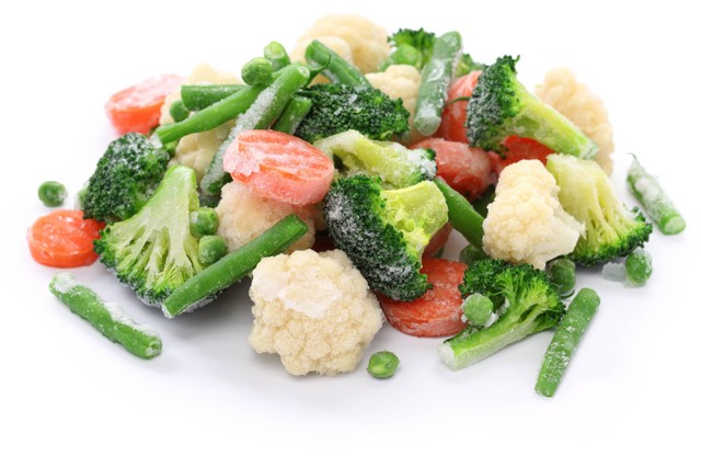 Ilustrasi memasak sayuran beku. Foto: bonchan/Shutterstock