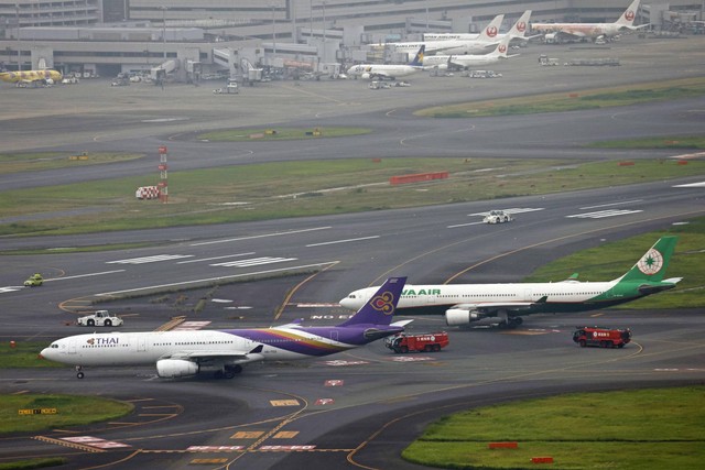 Tampilan udara menunjukkan pesawat Thai Airways dan Eva Air di jalur taksi setelah melakukan kontak di Bandara Haneda, di Tokyo, Jepang, Sabtu (10/6/2023). Foto: Kyodo/via REUTERS