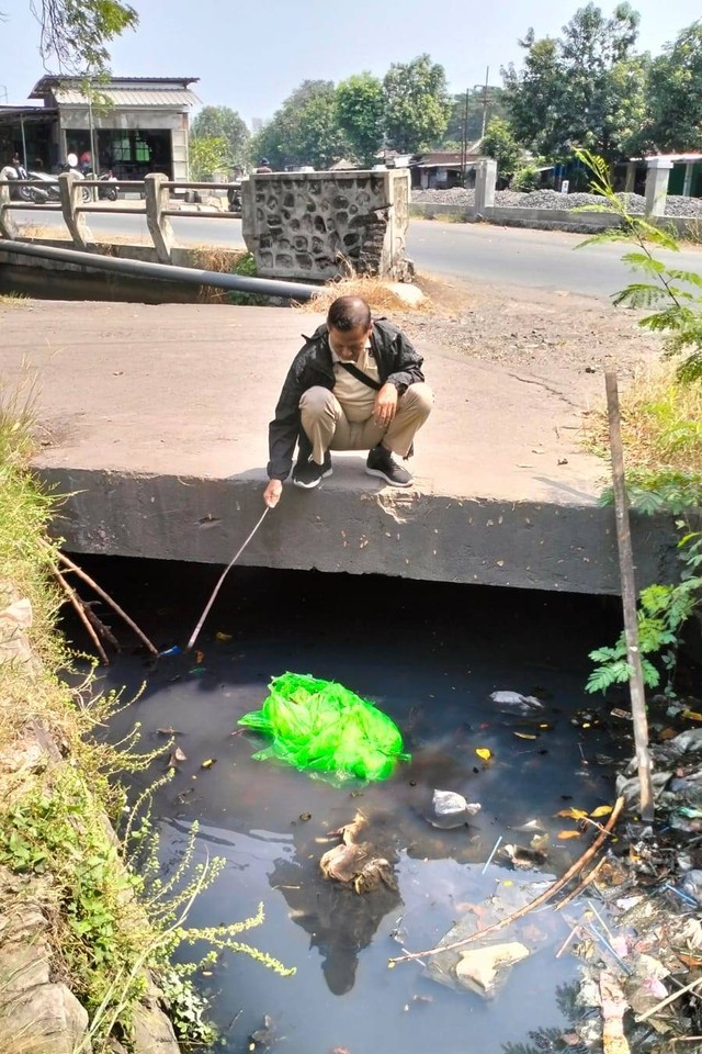 Mayat laki-laki dalam kondisi tidak utuh ditemukan di selokan pos polisi dekat flyover Trosobo, Taman, Sidoarjo pada Sabtu (10/6/2023). Foto: Dok. Istimewa