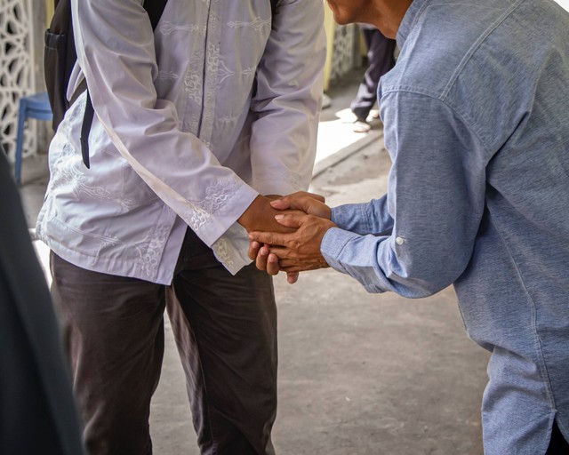 Ilustrasi Contoh Folkways. Foto: dok. Masjid Pogung Dalangan (Unsplash)