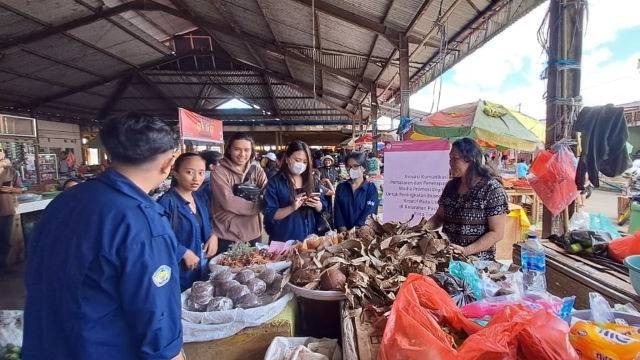 Mahasiswa Politeknik Manado saat berinteraksi dengan para pelaku UMKM di Pasar Tomohon untuk menyosialisasikan penggunaan medsos sebagai sarana promosi berbasis digital.