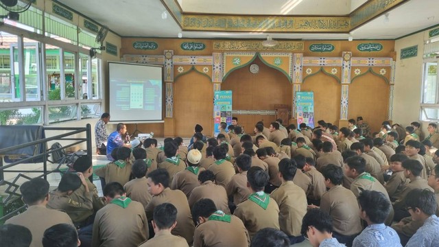 PLN memberikan edukasi terkait keselamatan ketenagalistrikan di SMP Muhammadiyah 1 Pontianak. Foto: Dok. PLN 