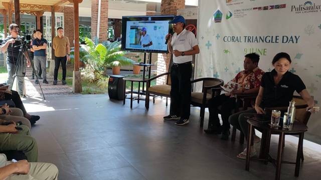 Diskusi tentang upaya konservasi laut menghadapi ancaman sampah plastik pada peringatan Coral Triangle Day yang digelar di Pulisan Likupang, Minahasa Utara.