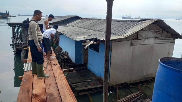 Rumah warga di Kampung Karang Jaya, Kelurahan Karang Maritim, Kecamatan Panjang ambruk. | Foto: Dok Polsek Panjang