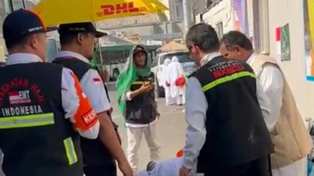 Petugas bantu jemaah lansia tunaikan umrah wajib di Makkah. Foto: Dok. Kemenag